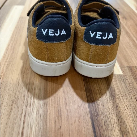 🖤Veja Kids Tan Suede Sneakers size 8.5 Toddler - Picture 2 of 3